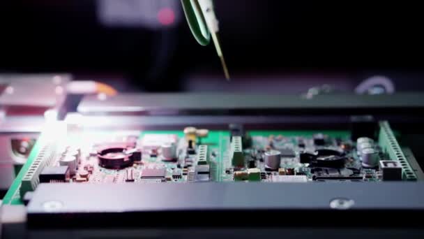 Manufaktur komponen elektronik dalam produksi. — Stok Video