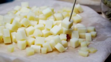 Doğranmış peynirin tadına yakından bak..