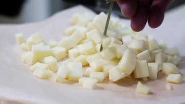 Doğranmış peynirin tadına yakından bak..