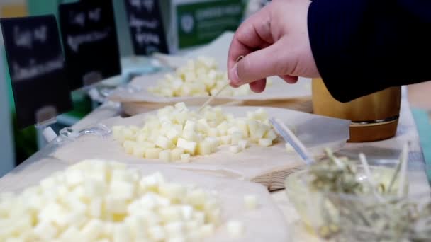 Degustacja różnych rodzajów sera. — Wideo stockowe