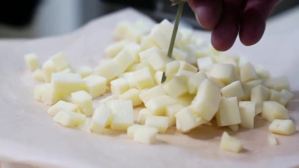 Close-up de degustação de queijo picado. — Vídeo de Stock
