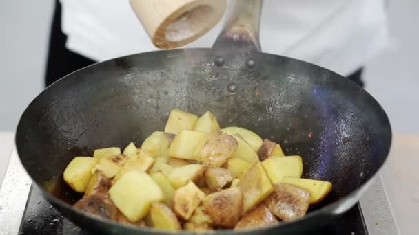 O processo de cozinhar batatas fritas. — Vídeo de Stock