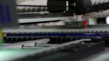 Elektronik mikro devrelerin üretimi için otomatik işlem.