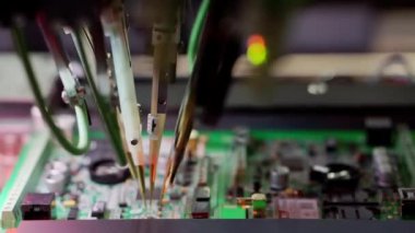 Elektrik bileşenleri ve mikro devrelerin üretimi.