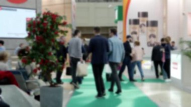 İnsanlarla olan bulanık odaklı video.