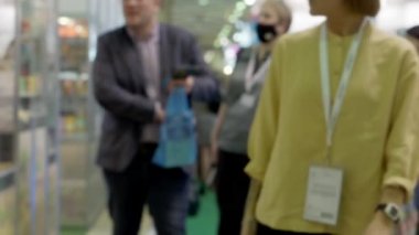 Tanımlanamayan kişilerin odaklanmamış videosu.