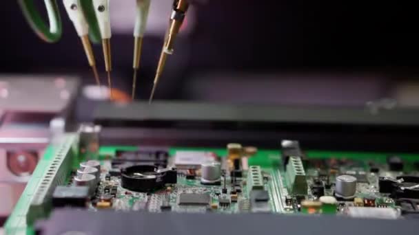 Kleine naalden diagnosticeren een elektronisch circuit. — Stockvideo