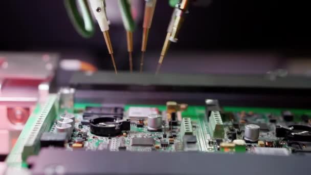 Geautomatiseerd proces voor de productie van elektronische microschakelingen. — Stockvideo