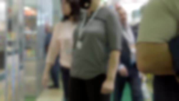 Rozmazané pozadí s lidmi ve velkém sále obchodního centra. — Stock video