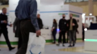 Tanımlanamayan kişilerin odaklanmamış videosu.