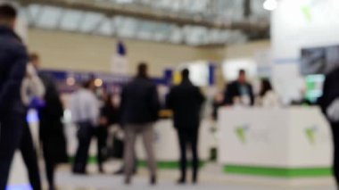 Tanımlanamayan kişilerin odaklanmamış videosu.