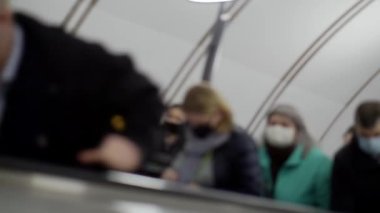 Metrodaki insanların bulanık videosu..