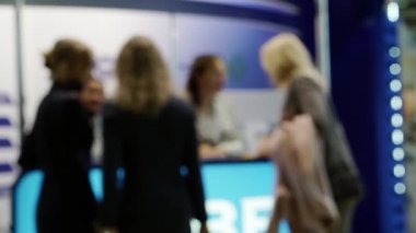 Birkaç iş kadını pazarlık yapıyor..