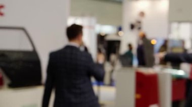 İş arkadaşlarıyla iş merkezinde toplantı..