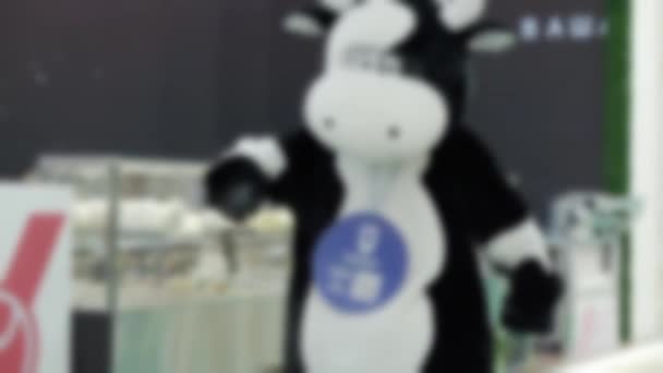 Muž tančí v kostýmu krávy. — Stock video