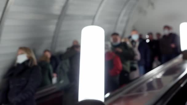 Emberek a metrón világjárvány idején. — Stock videók