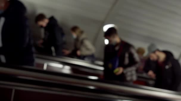 Defokussiertes Video von Menschen in der U-Bahn. — Stockvideo