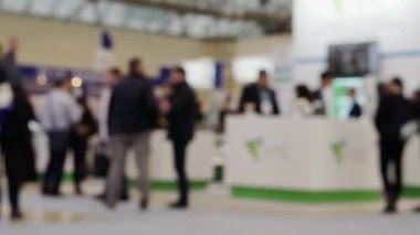 Tanımlanamayan kişilerin odaklanmamış videosu.