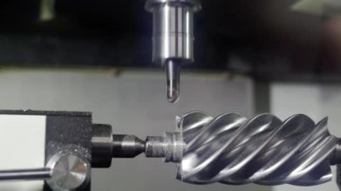 Bir CNC metal çalışma makinesinin işi.