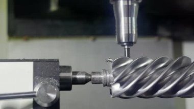 Bir CNC metal çalışma makinesinin işi.