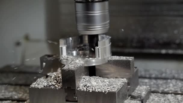 Fresado de piezas metálicas en una máquina. — Vídeos de Stock
