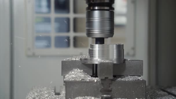 Arbete i en CNC-metallbearbetningsmaskin. — Stockvideo