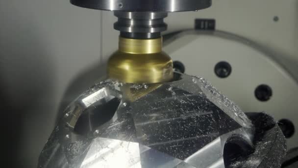 El trabajo de una máquina de mecanizado CNC. — Vídeos de Stock