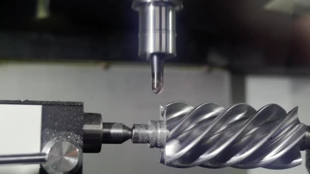 O trabalho de uma máquina de metalurgia CNC. — Vídeo de Stock