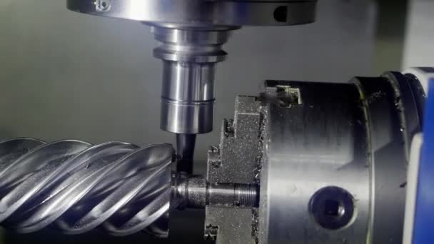 O trabalho de uma máquina de metalurgia CNC. — Vídeo de Stock