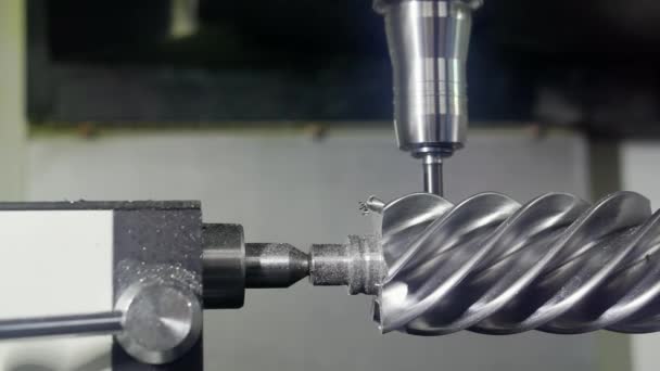 Die Arbeit einer CNC-Metallbearbeitungsmaschine. — Stockvideo