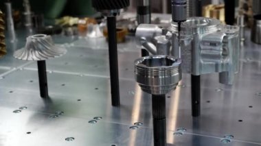 Koordinat Ölçüm Makinesi karmaşık parçaları ölçer.