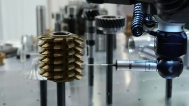 Koordinat Ölçüm Makinesi karmaşık parçaları ölçer.