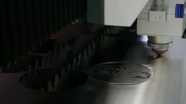 Metalden plazma lazer kesimi.