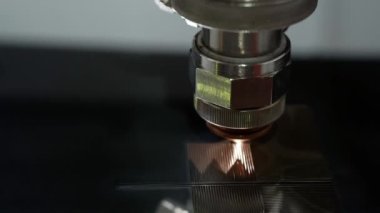 Metalden plazma lazer kesimi.