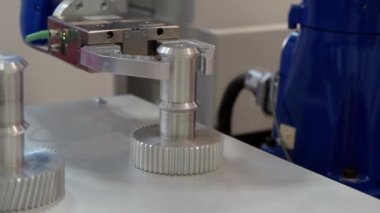 Manipülatörün hareket halindeki robot kolu.