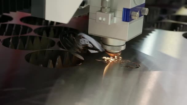 Řezání plechů v plazmě ve výrobě. — Stock video