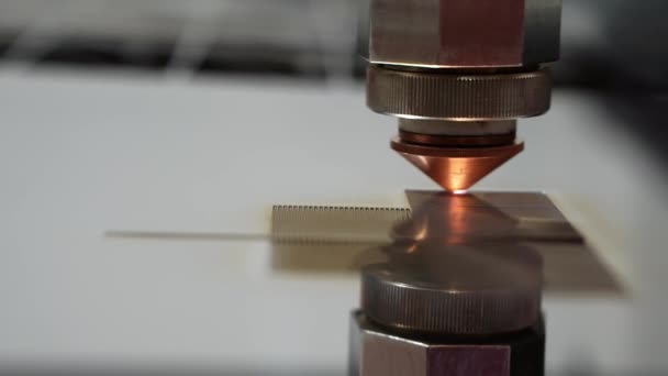 Плазмовий лазерний різання листового металу . — стокове відео