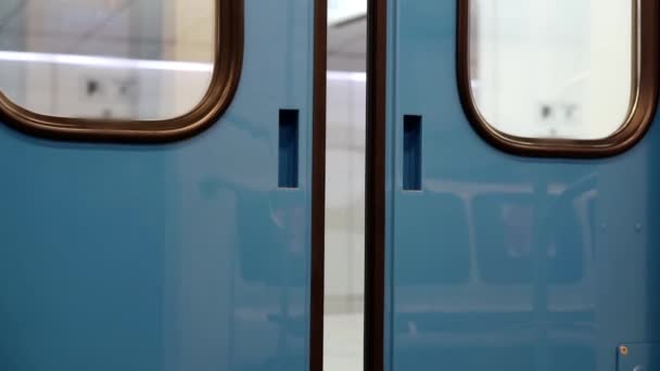 In de metro gaan de deuren van het treinrijtuig open. — Stockvideo