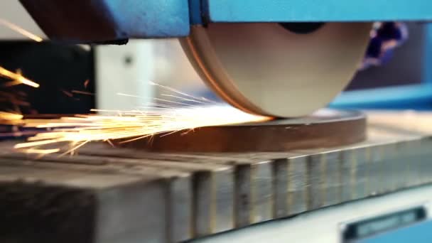 Mechanische Bearbeitung einer Schleifmaschine in der Produktion. — Stockvideo