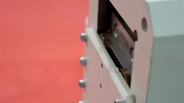 Üretimde metal plakalar yapma süreci.