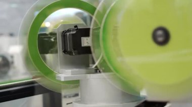 Metal parçaları cilalamak için taşınabilir döner diskler.