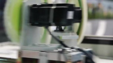 Metal parçaları cilalamak için taşınabilir döner diskler.