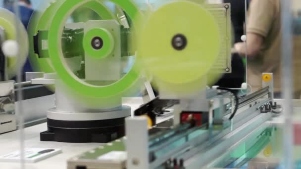Подвижные вращающиеся диски для полировки металлических деталей. — стоковое видео