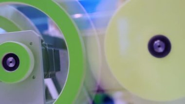 Metal parçaları cilalamak için taşınabilir döner diskler.