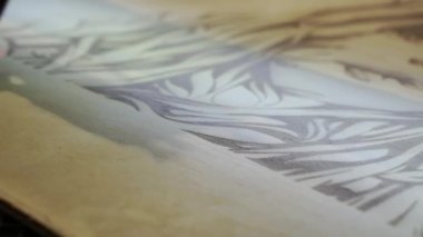 Lazer oyma makinesi çalışıyor.