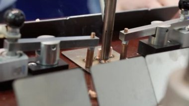 Kaynak ekipmanlarının bir manipülatör şeklinde gösterimi.