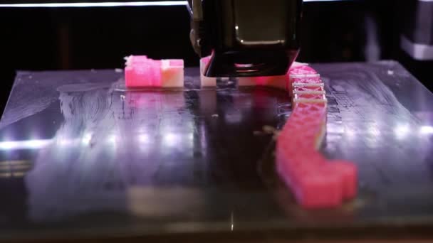 La impresora está imprimiendo un producto plástico. — Vídeos de Stock