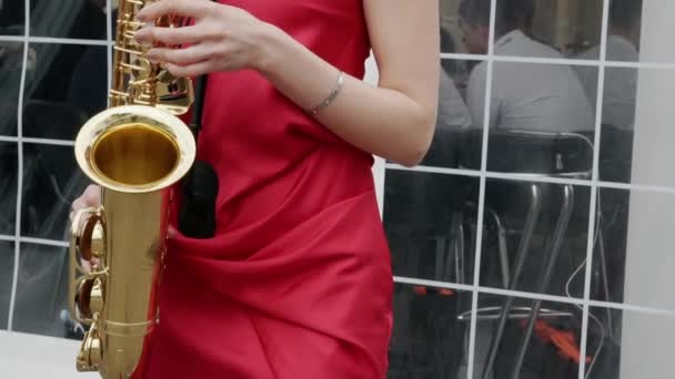 Женские руки играют на саксофоне. — стоковое видео