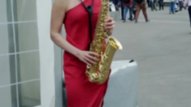 Девушка играет на саксофоне. — стоковое видео