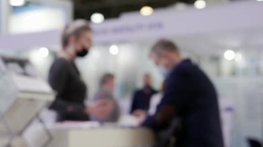 İsimsiz kişilere odaklı olmayan video.